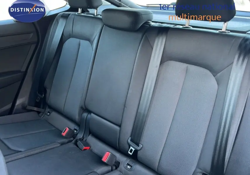Vue intérieure sur les sièges arrière noirs de l'Audi Q3 Sportback 35 TDI 2022, avec ceintures de sécurité visibles.