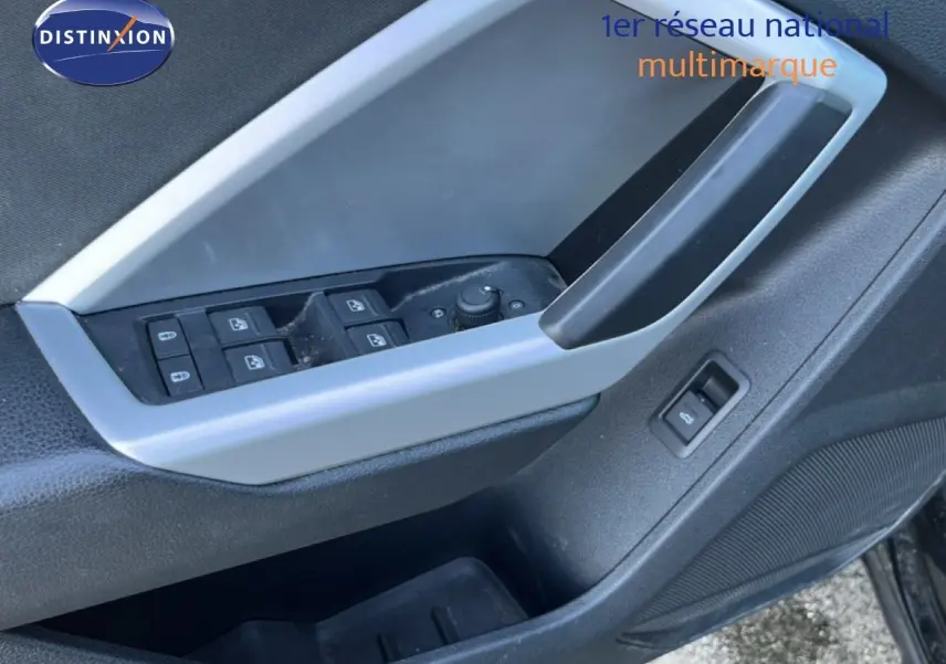 Détail de la porte côté conducteur de l'Audi Q3 Sportback noir, montrant les commandes des vitres et le bouton de déverrouillage.