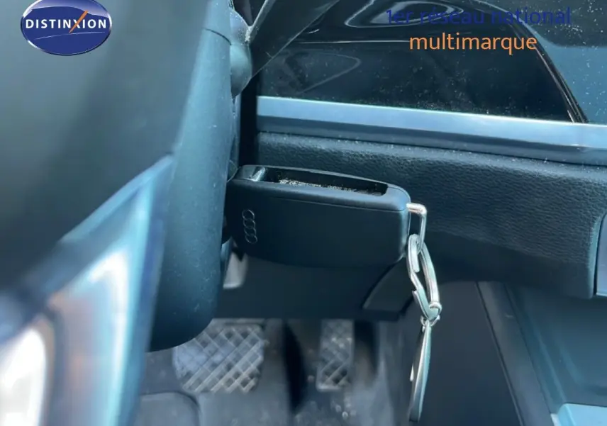 Gros plan sur le contacteur avec clé Audi dans l’habitacle noir d’un Q3 Sportback 35 TDI 2022, côté conducteur.