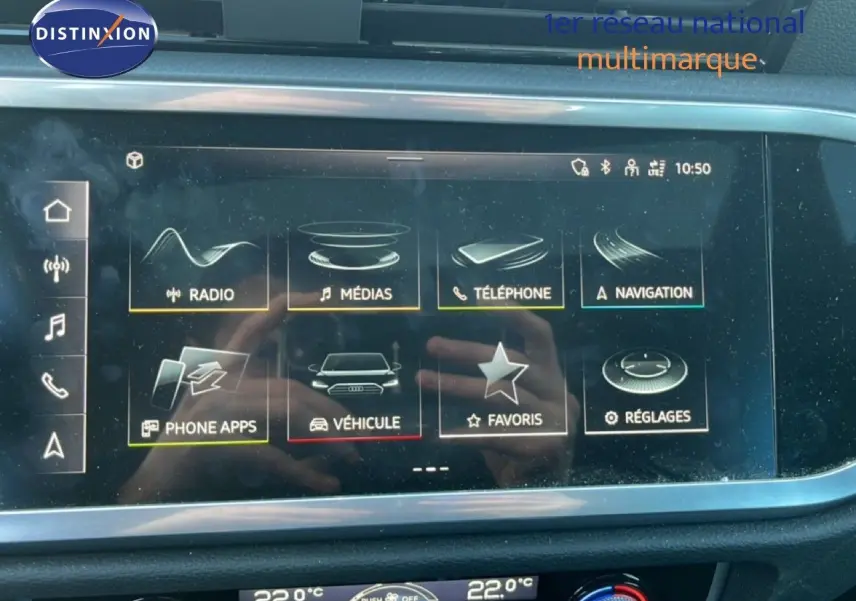 Écran tactile central de l'Audi Q3 Sportback noir 2022 affichant le menu multimédia et la climatisation à 22°C.