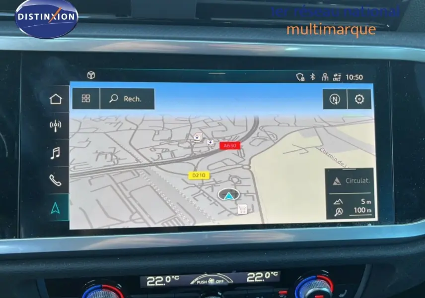 Vue rapprochée de l’écran de navigation et de la console centrale du tableau de bord de l’Audi Q3 Sportback noir 2022.