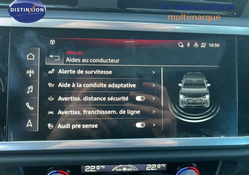 Écran tactile intérieur de l'Audi Q3 Sportback noir 2022 montrant les aides à la conduite avec interface moderne.