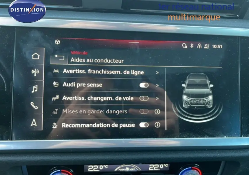 Écran central de l'Audi Q3 Sportback 35 TDI 150 S-Line 2022 affichant les aides au conducteur, intérieur noir.