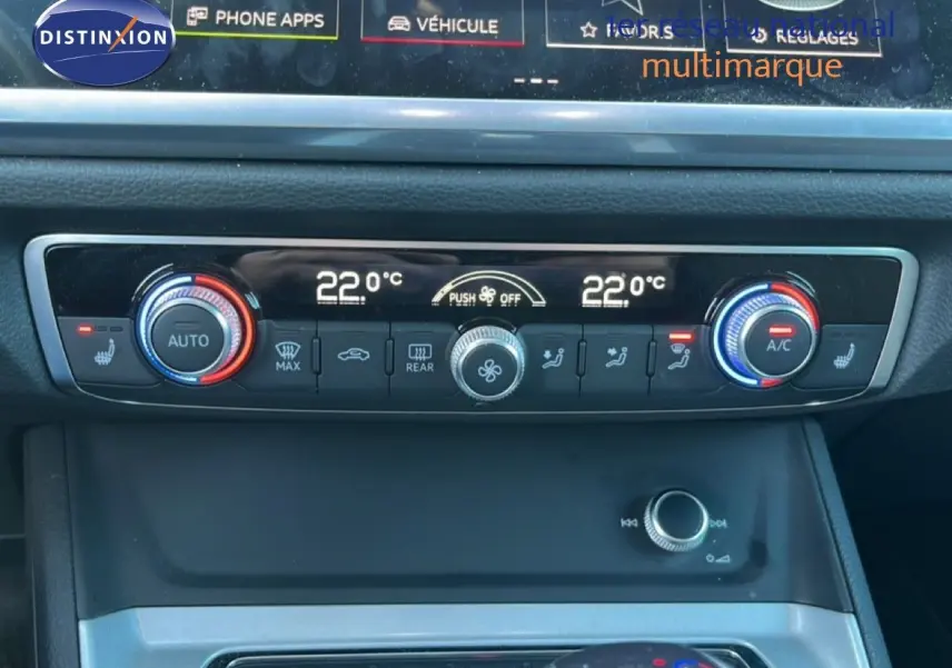 Détail de la console centrale de l’Audi Q3 Sportback noir 2022, montrant les commandes de climatisation digitale avec affichage à 22°C.