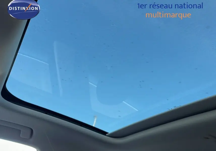 Toit panoramique en verre de l'Audi Q3 Sportback noir 2022, vue intérieure vers le ciel bleu.