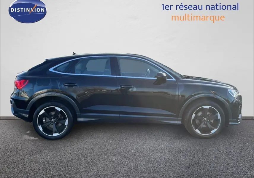 Audi Q3 Sportback noir vue de profil côté gauche, soulignant ses jantes noires et sa silhouette dynamique.