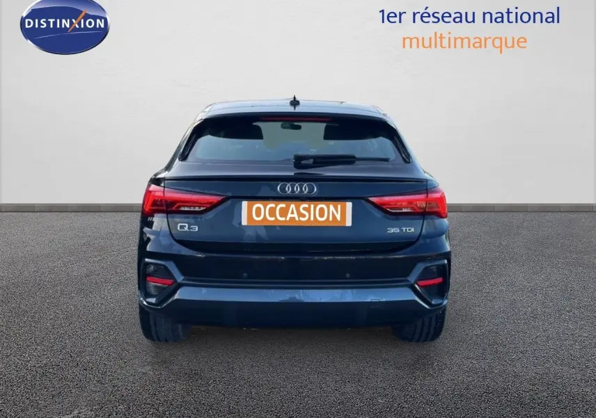 Vue arrière d'un Audi Q3 Sportback noir 2022 avec feux LED et badge 35 TDI visible sur un sol gris.