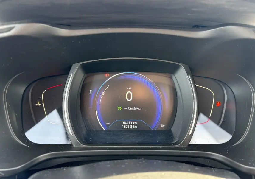 Tableau de bord numérique du Renault Kadjar 2015, affichant 0 km/h et 164973 km au compteur, vue frontale rapprochée.