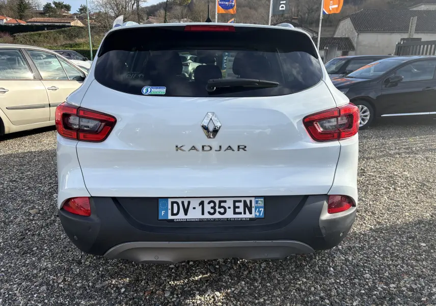 Vue arrière d'un Renault Kadjar blanc de 2015 avec feux rouges et plaque d'immatriculation française visible.