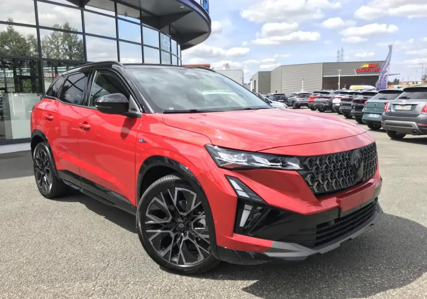 Renault Austral rouge et noir en 3/4 avant droit, avec jantes alliage noires et calandre imposante noire.