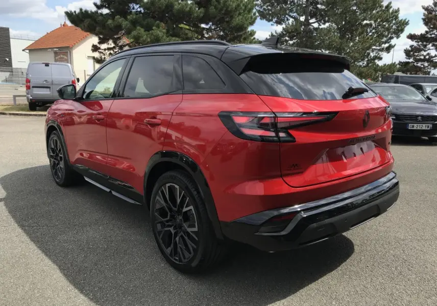 Renault Austral full hybrid rouge et noir en 3/4 arrière droit, avec jantes alliage noires et toit noir brillant.