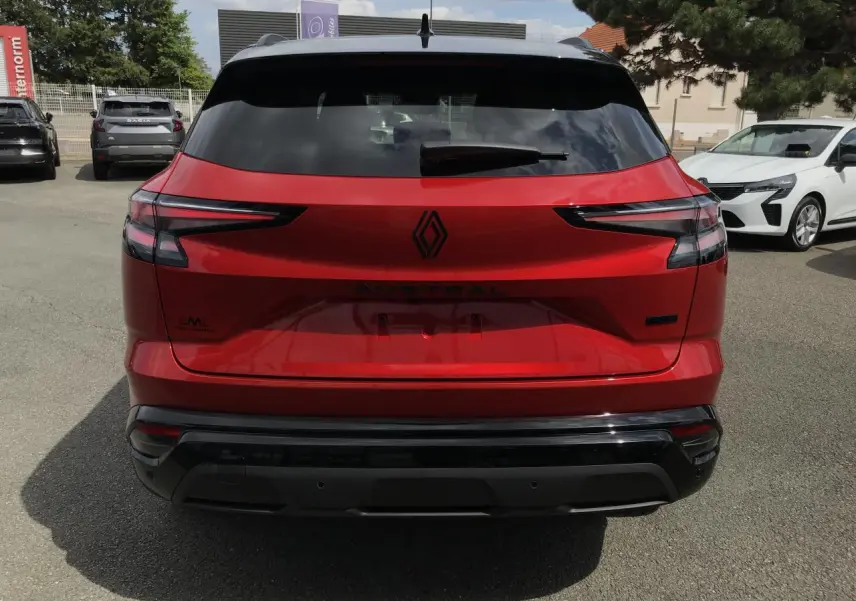 Vue arrière d'un Renault Austral 2025 bi-ton rouge et noir avec feux LED et logo Alpine visible.