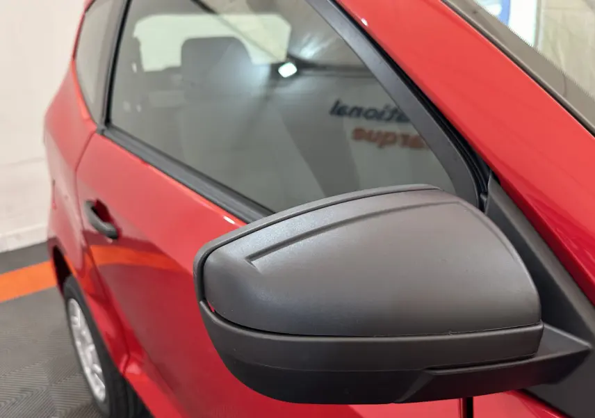 Gros plan sur le rétroviseur extérieur côté conducteur d'une Aixam Ambition E City Pack rouge 2026 électrique.