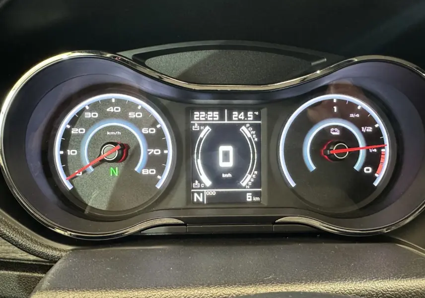 Vue rapprochée du tableau de bord numérique de l'AIXAM AMBITION E CITY PACK 2026, affichant vitesse et autonomie.