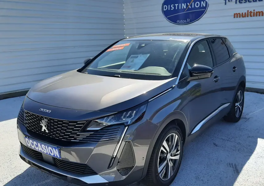 Peugeot 3008 gris platinium en 3/4 avant droit, avec calandre noire et feux LED distinctifs, stationné devant un mur blanc.
