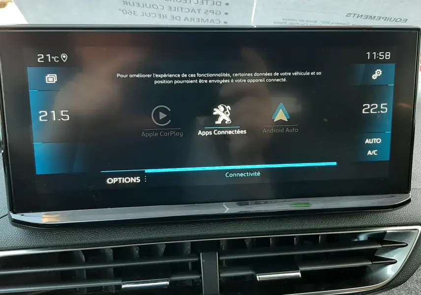 Écran tactile central du Peugeot 3008 2023 affichant les options Apple CarPlay, Android Auto et connectivité, avec ventilation en dessous.
