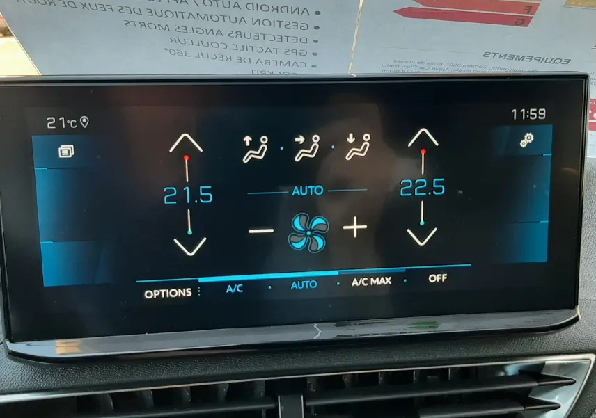Écran tactile de la climatisation automatique du Peugeot 3008 gris platinium, affichant les réglages de température et ventilation.