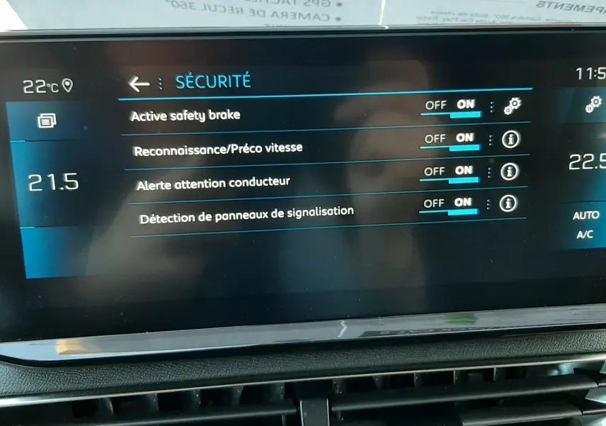 Écran tactile intérieur du Peugeot 3008 2023 gris platinium, affichant les réglages de sécurité activés.