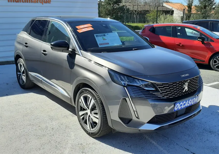 Peugeot 3008 gris platinium en 3/4 avant droit, avec calandre noire et plaques "OCCASION" visible.