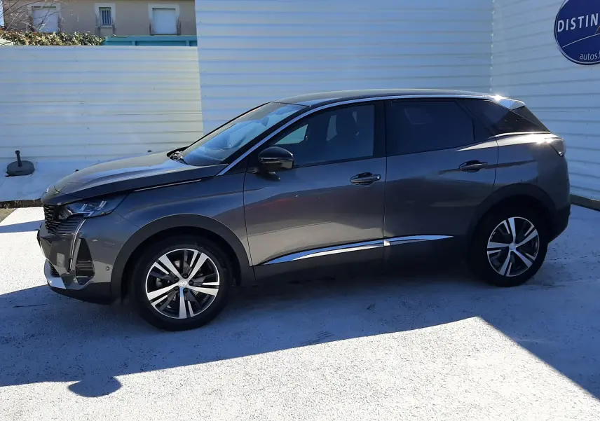 Peugeot 3008 gris platinium en vue de profil côté gauche, soulignant ses lignes modernes et ses jantes alliage.