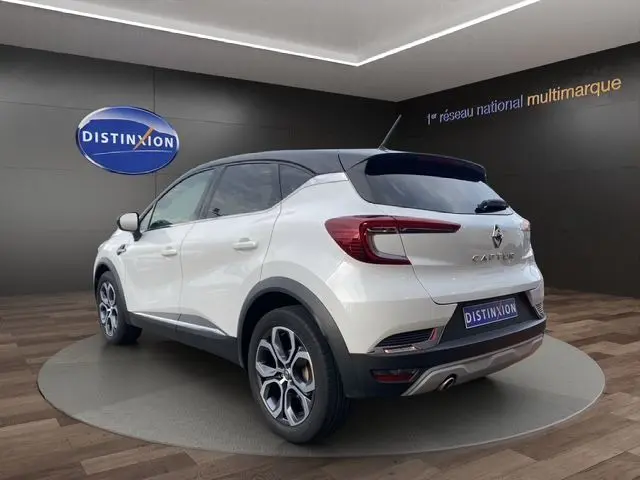 Renault Captur DCI 115 EDC Intens blanc nacré avec toit noir, vue 3/4 arrière droit en showroom.