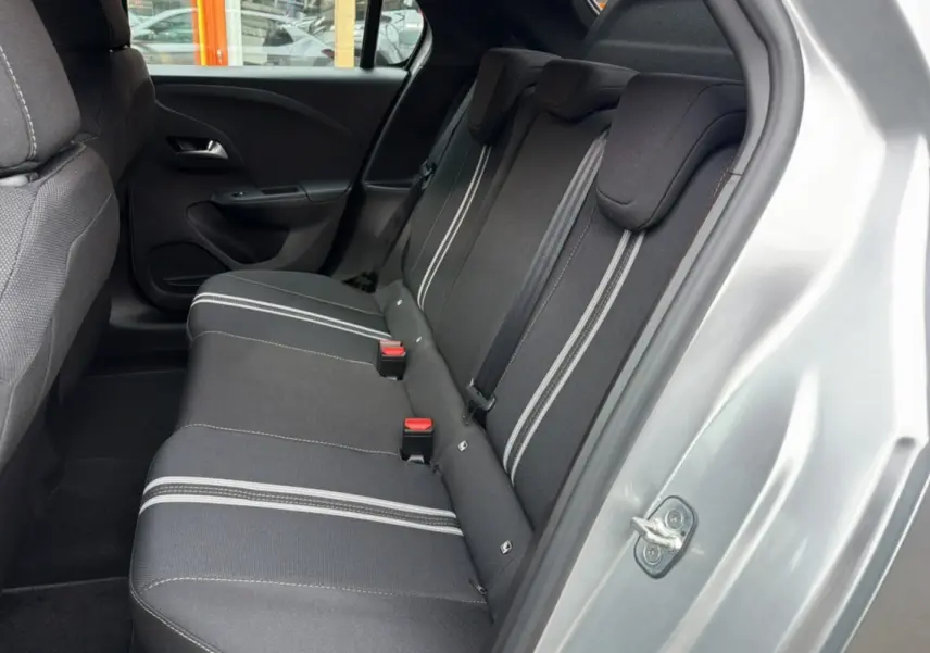 Vue côté droit de la banquette arrière grise avec surpiqûres blanches de l’Opel Corsa Hybrid 2026 couleur Gris Kristall.