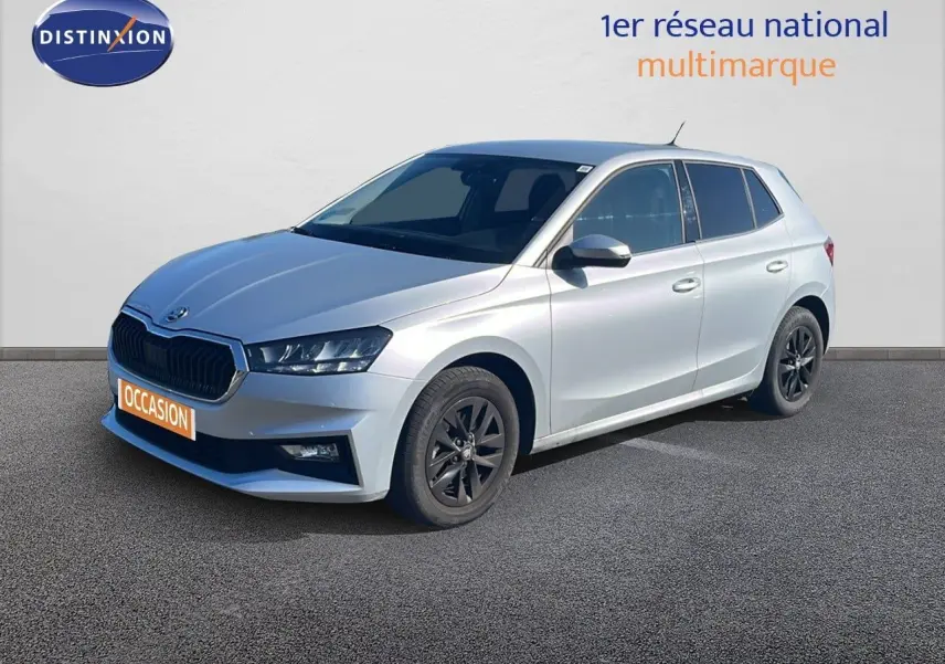 Vue 3/4 avant droite d'une Skoda Fabia 2025 en Reflex Silver Metal avec jantes noires et calandre marquée.