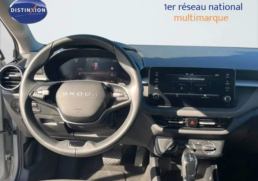 Vue intérieure du tableau de bord de la Skoda Fabia 2025 en Reflex Silver, avec volant multifonction et écran tactile central.