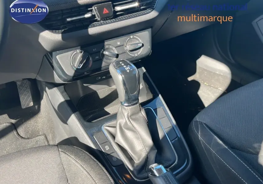 Gros plan sur la console centrale de la Skoda Fabia 2025 avec levier de vitesse automatique et commandes de climatisation.