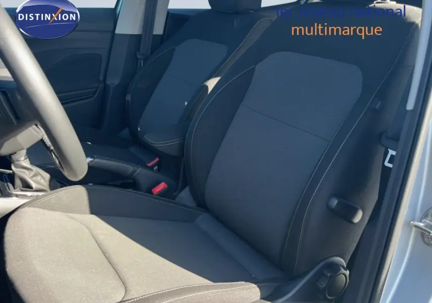 Vue intérieure côté gauche des sièges avant en tissu gris noir d'une Skoda Fabia Reflex Silver 2025.
