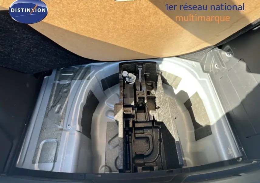 Vue plongeante sur le coffre ouvert d'une Skoda Fabia Reflex Silver Metal, montrant le rangement sous plancher sans roue de secours.