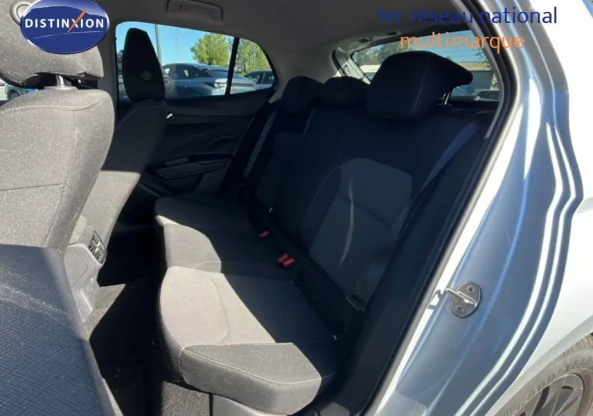 Vue intérieure côté droit sur la banquette arrière en tissu gris noir d'une Skoda Fabia 2025 couleur Reflex Silver Metal.