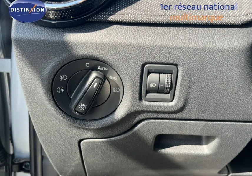 Détail du tableau de bord gris noir avec commande des phares et réglage de l’éclairage sur Skoda Fabia Reflex Silver 2025.