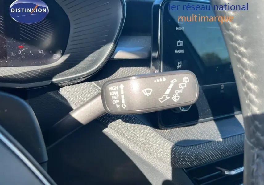 Gros plan sur la commande d’essuie-glace dans l’habitacle d’une Skoda Fabia 2025 couleur argent reflex silver.