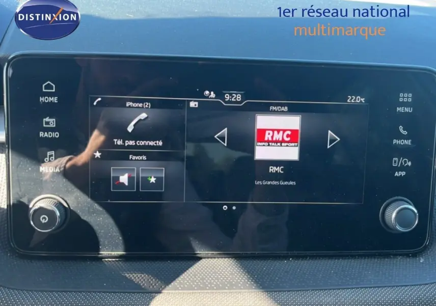 Écran tactile multimédia de la Skoda Fabia 2025 en gros plan, affichant la radio RMC et les options connectées.