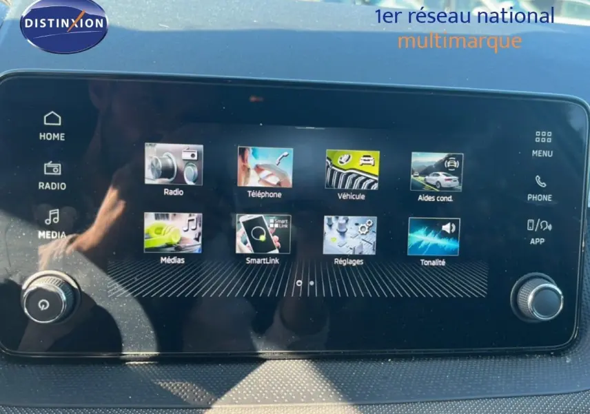 Écran tactile central de la Skoda Fabia 2025 affichant les menus radio, téléphone, véhicule et réglages.