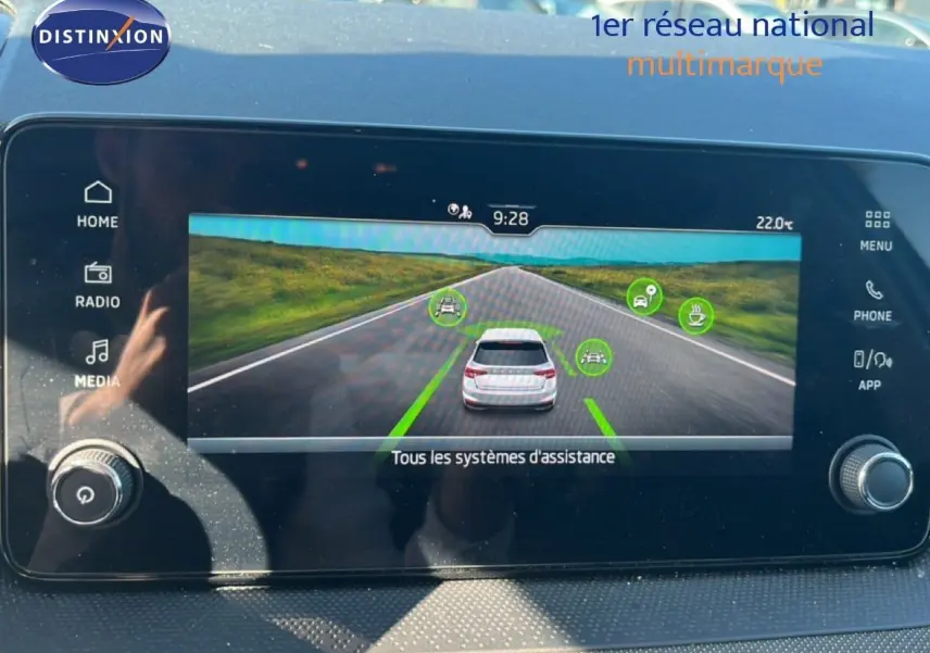Écran tactile intérieur de la Skoda Fabia 2025 affichant les systèmes d'assistance à la conduite, avec interface moderne.