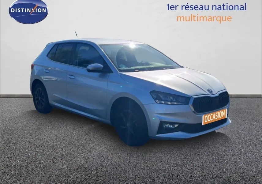 Skoda Fabia 2025 Reflex Silver en 3/4 avant droit, avec calandre noire et jantes foncées, sur fond neutre.