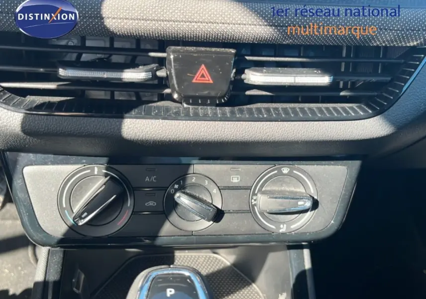 Gros plan sur la console centrale de la Skoda Fabia 2025, montrant les commandes de climatisation et le levier de boîte automatique.