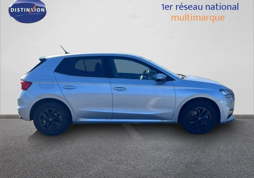 Vue profil droit d'une Skoda Fabia 2025 en Reflex Silver Metal avec jantes noires et vitres teintées.