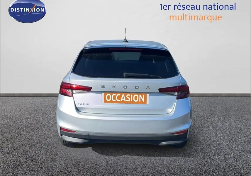 Vue arrière d'une Skoda Fabia 2025 en argent Reflex Silver Metal avec feux arrière LED et vitre teintée.