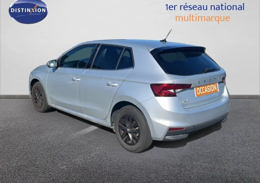 Vue 3/4 arrière droite d'une Skoda Fabia 2025 argent Reflex Silver, avec jantes noires et vitres teintées.