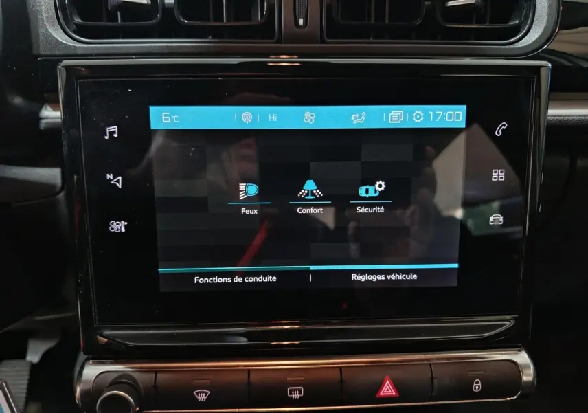 Écran tactile central de la Citroën C3 gris foncé, affichant les réglages de conduite et sécurité.