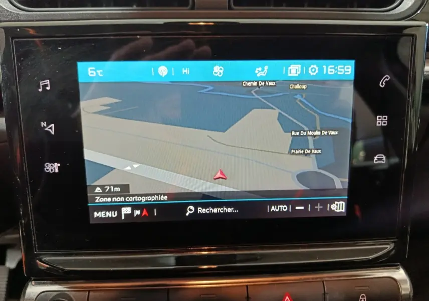 Écran tactile central de navigation de la Citroën C3 2024, affichant une carte avec options et commandes autour.