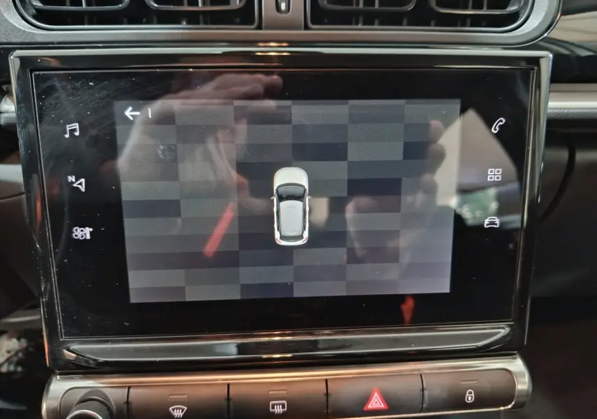 Écran tactile central affichant une vue top-down de la Citroën C3 gris foncé, intérieur tableau de bord.
