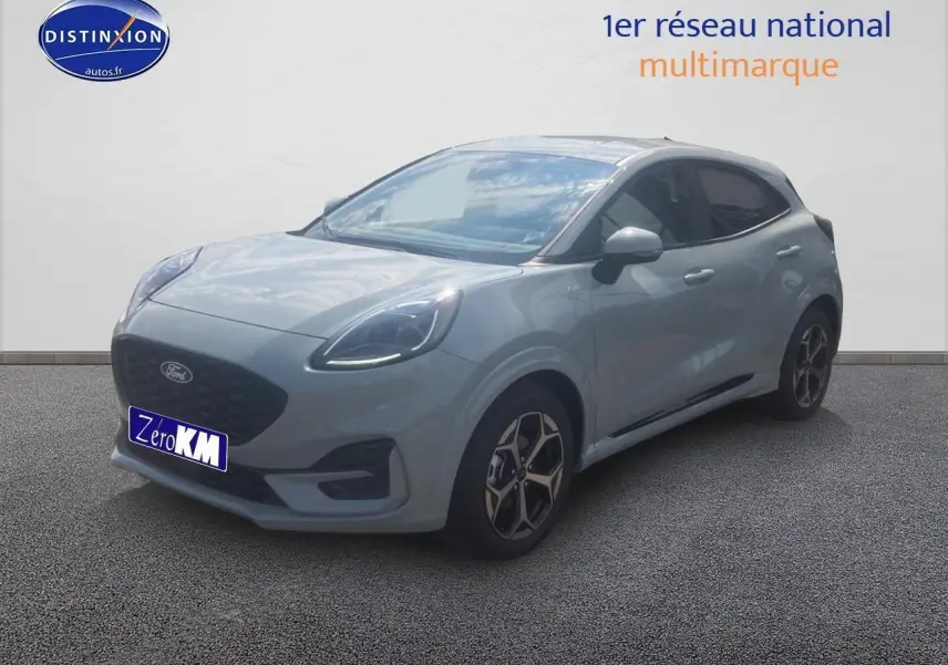 Ford Puma gris cactus en vue 3/4 avant droit avec jantes 17 pouces et phares LED allumés.