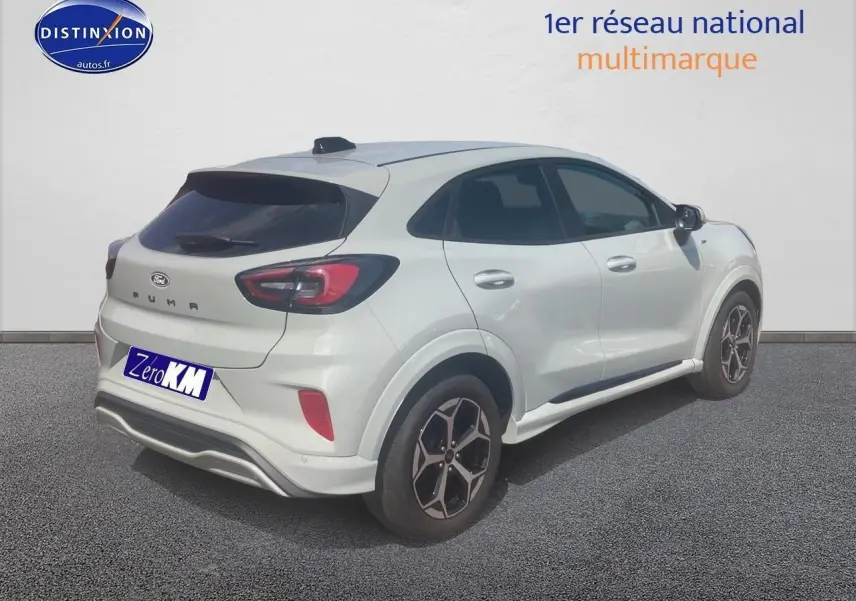 Vue 3/4 arrière droite d'un Ford Puma gris cactus 2025 avec jantes 17 pouces et feux arrière LED.