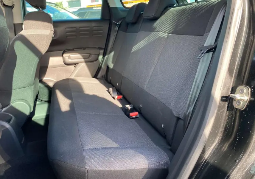 Banquette arrière en tissu gris vue côté droit dans une Citroën C3 Aircross noire 2023.