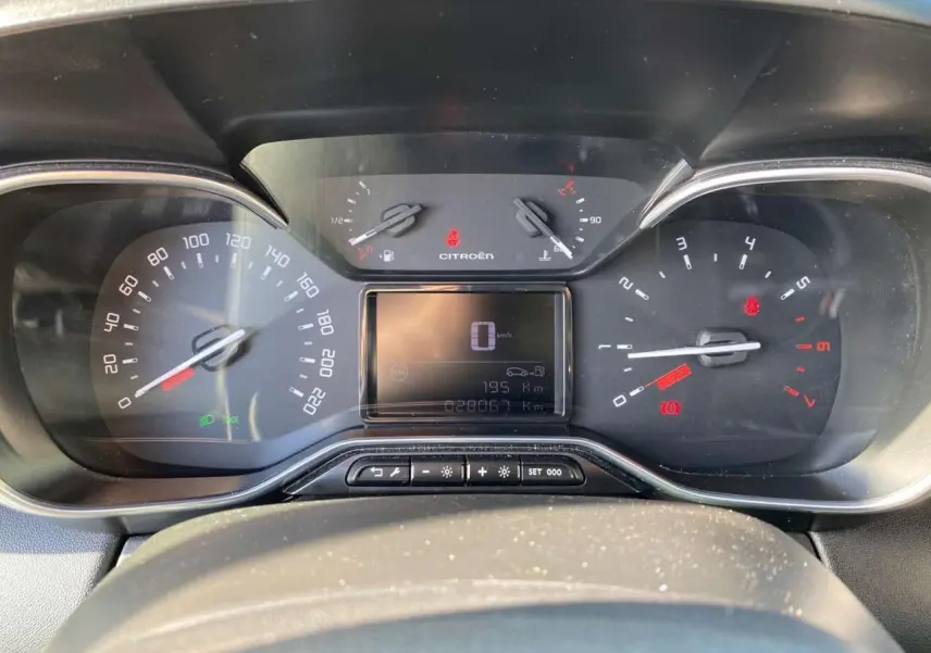 Tableau de bord de Citroën C3 Aircross 2023, affichage numérique et compteurs analogiques vus de face.