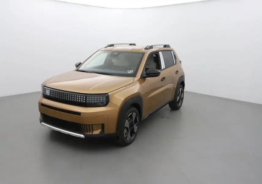 Vue 3/4 avant d'une FIAT Grande Panda 2025 bronze luna avec toit noir et jantes noires dans un studio blanc.